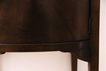 イギリスアンティーク　ウォールナット材　象嵌細工　ラウンド型のフォルムが可愛らしいサイドキャビネット(収納棚、飾り台)(R-047404)