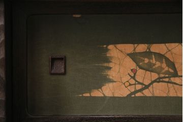 和製ヴィンテージ　指物家具　桑材の渋い木肌が和の趣を感じさせる飾り棚(茶棚、ビンテージ)(R-047405)