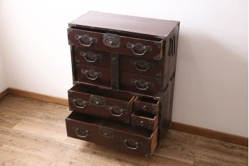 和製アンティーク　閂(かんぬき)付き　重厚な金具が目を引く漆塗りの松本衣装箪笥(引き出し、チェスト)(R-047406)