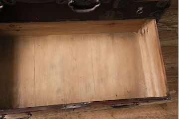 和製アンティーク　閂(かんぬき)付き　重厚な金具が目を引く漆塗りの松本衣装箪笥(引き出し、チェスト)(R-047406)