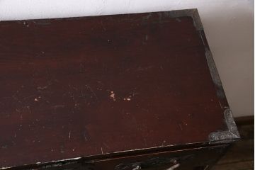 和製アンティーク　閂(かんぬき)付き　重厚な金具が目を引く漆塗りの松本衣装箪笥(引き出し、チェスト)(R-047406)