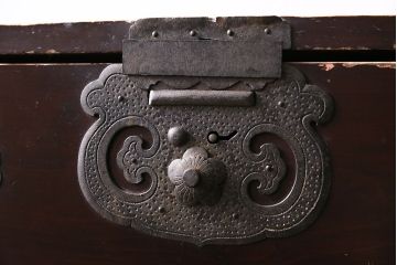和製アンティーク　閂(かんぬき)付き　重厚な金具が目を引く漆塗りの松本衣装箪笥(引き出し、チェスト)(R-047406)