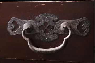 和製アンティーク　閂(かんぬき)付き　重厚な金具が目を引く漆塗りの松本衣装箪笥(引き出し、チェスト)(R-047406)