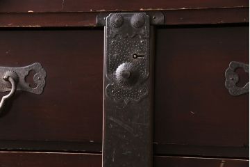 和製アンティーク　閂(かんぬき)付き　重厚な金具が目を引く漆塗りの松本衣装箪笥(引き出し、チェスト)(R-047406)