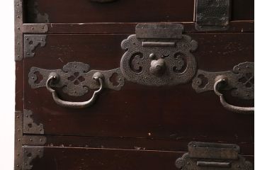 和製アンティーク　閂(かんぬき)付き　重厚な金具が目を引く漆塗りの松本衣装箪笥(引き出し、チェスト)(R-047406)