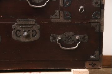 和製アンティーク　閂(かんぬき)付き　重厚な金具が目を引く漆塗りの松本衣装箪笥(引き出し、チェスト)(R-047406)