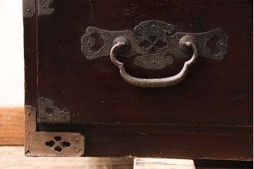 和製アンティーク　閂(かんぬき)付き　重厚な金具が目を引く漆塗りの松本衣装箪笥(引き出し、チェスト)(R-047406)