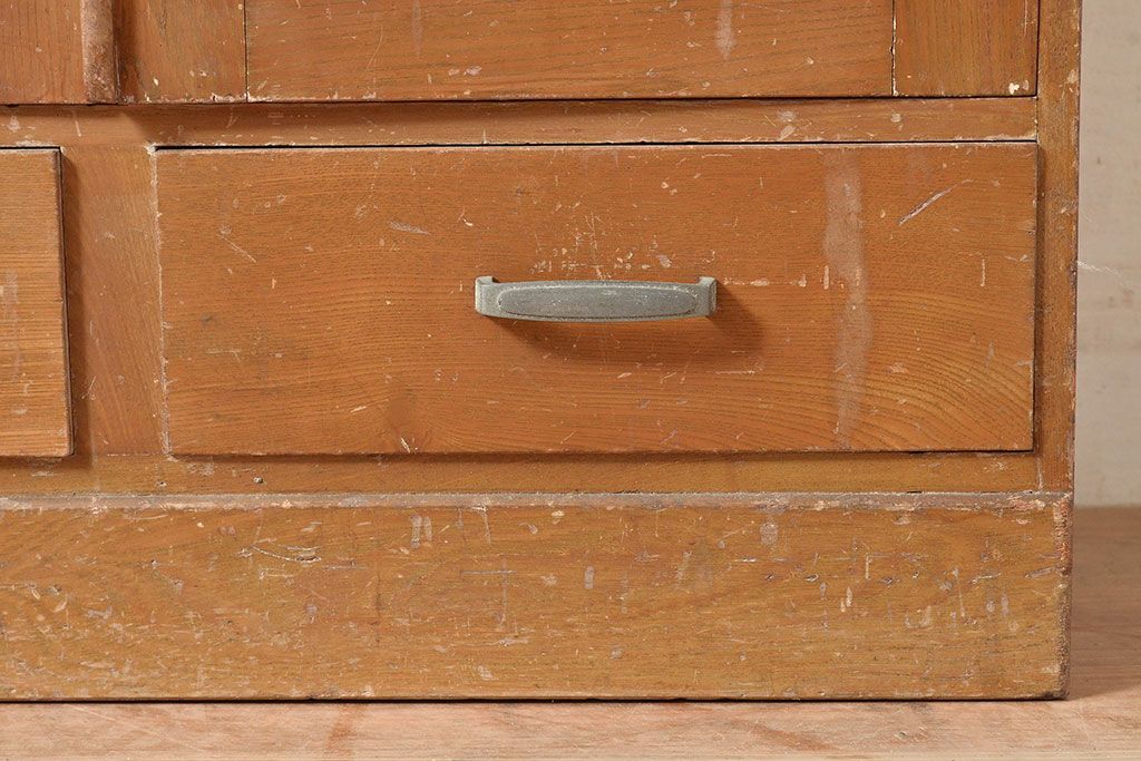 昭和レトロ　シンプルさが魅力的!温かみのある栓材製収納棚(戸棚、キャビネット)(R-047407)