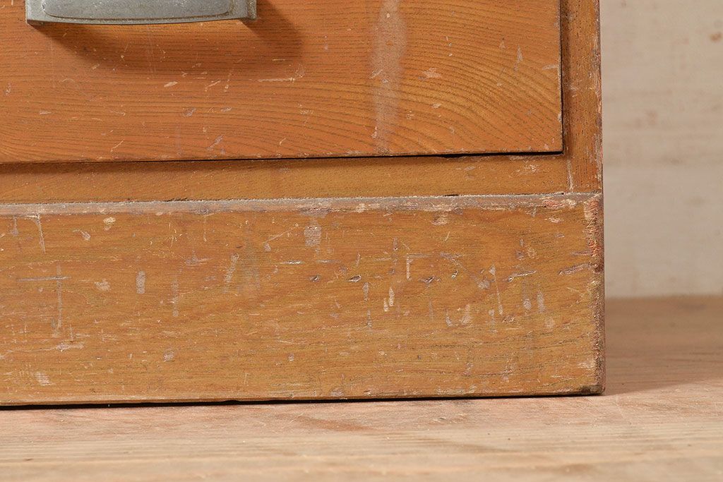 昭和レトロ　シンプルさが魅力的!温かみのある栓材製収納棚(戸棚、キャビネット)(R-047407)