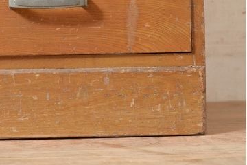 昭和レトロ　シンプルさが魅力的!温かみのある栓材製収納棚(戸棚、キャビネット)(R-047407)