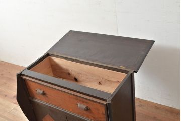 和製アンティーク　ツートーンカラーと変わったつくりが自慢の栗材製収納棚(戸棚、キャビネット)(R-047408)
