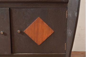 和製アンティーク　ツートーンカラーと変わったつくりが自慢の栗材製収納棚(戸棚、キャビネット)(R-047408)