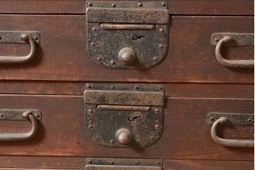 和製アンティーク　立派な金具が目を引く刀箪笥(箪笥ローボード、ローチェスト、引き出し)(R-047409)