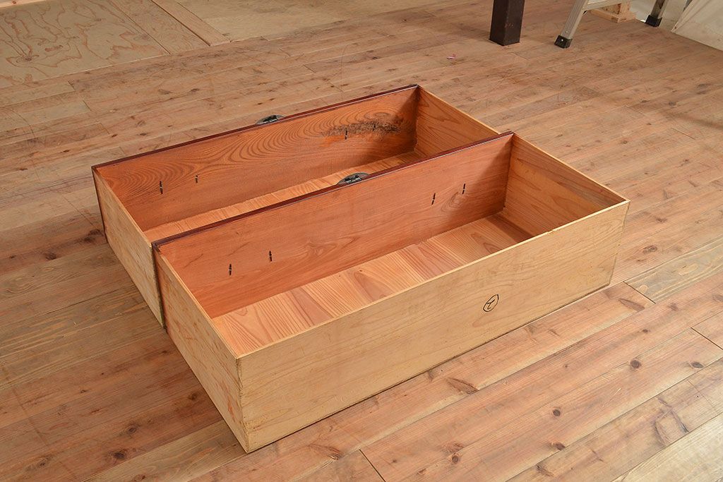 アンティーク　鶴亀金具　赤みが美しい前面欅材製の二本松箪笥(重ね箪笥、衣装箪笥、整理箪笥、引き出し)(R-047418)