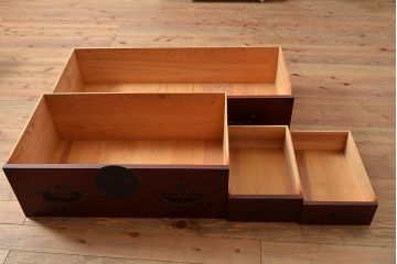 アンティーク　鶴亀金具　赤みが美しい前面欅材製の二本松箪笥(重ね箪笥、衣装箪笥、整理箪笥、引き出し)(R-047418)
