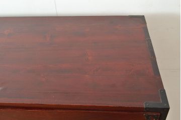 アンティーク　鶴亀金具　赤みが美しい前面欅材製の二本松箪笥(重ね箪笥、衣装箪笥、整理箪笥、引き出し)(R-047418)