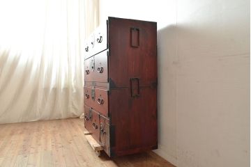 アンティーク　鶴亀金具　赤みが美しい前面欅材製の二本松箪笥(重ね箪笥、衣装箪笥、整理箪笥、引き出し)(R-047418)
