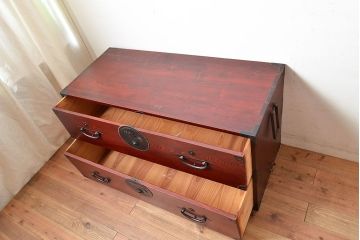 アンティーク　鶴亀金具　二本松箪笥　赤みが美しい前面欅材製のローボード(ローチェスト、衣装箪笥、整理箪笥、引き出し)(R-047419)