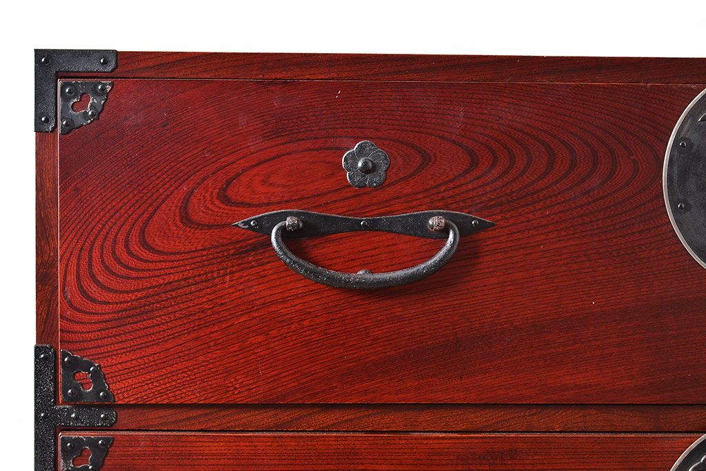 アンティーク　鶴亀金具　二本松箪笥　赤みが美しい前面欅材製のローボード(ローチェスト、衣装箪笥、整理箪笥、引き出し)(R-047419)
