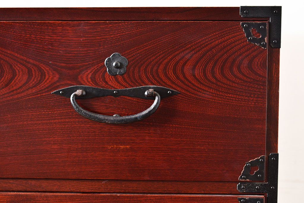 アンティーク　鶴亀金具　二本松箪笥　赤みが美しい前面欅材製のローボード(ローチェスト、衣装箪笥、整理箪笥、引き出し)(R-047419)