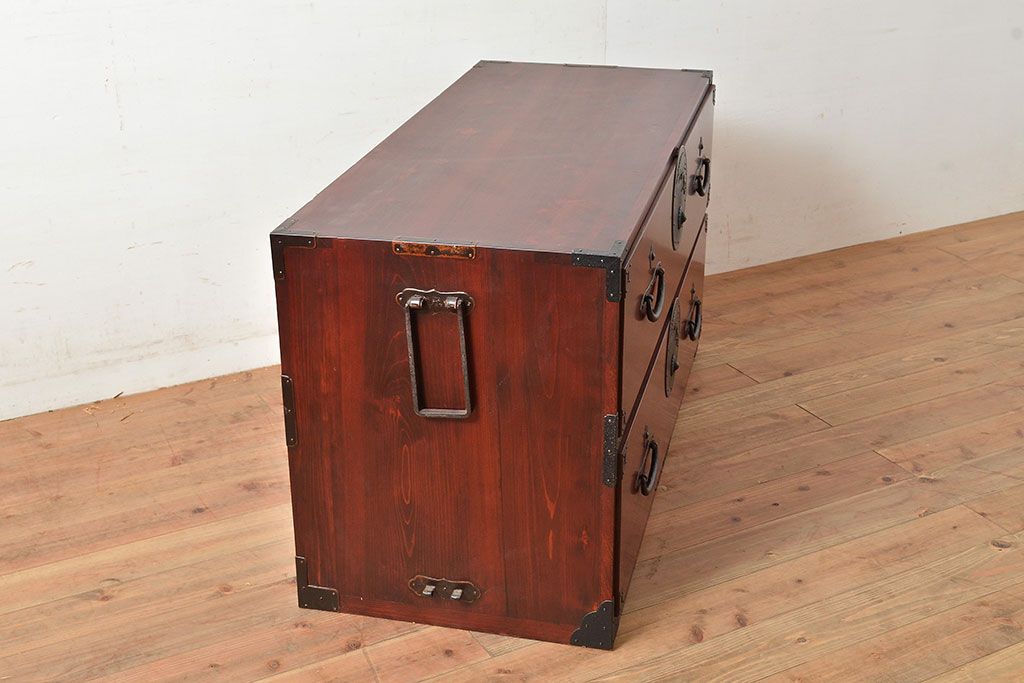 アンティーク　鶴亀金具　二本松箪笥　赤みが美しい前面欅材製のローボード(ローチェスト、衣装箪笥、整理箪笥、引き出し)(R-047419)