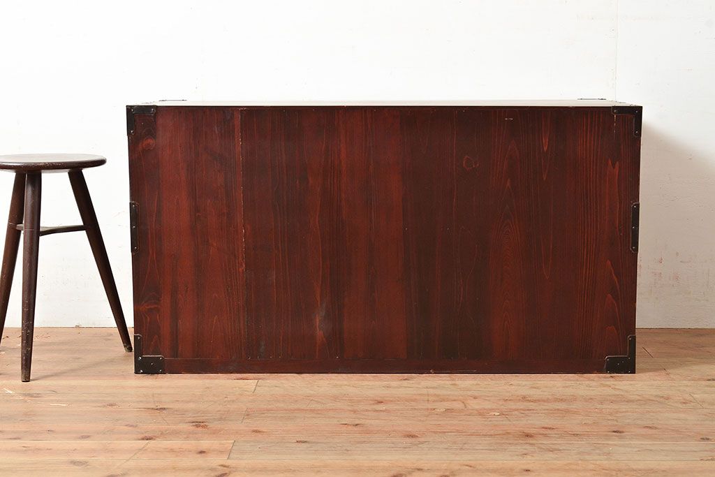 アンティーク　鶴亀金具　二本松箪笥　赤みが美しい前面欅材製のローボード(ローチェスト、衣装箪笥、整理箪笥、引き出し)(R-047419)