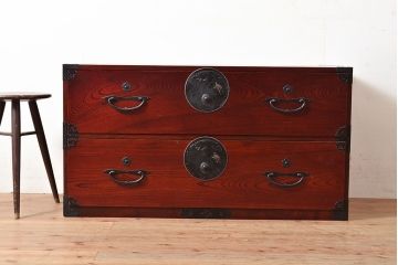 アンティーク　鶴亀金具　二本松箪笥　赤みが美しい前面欅材製のローボード(ローチェスト、衣装箪笥、整理箪笥、引き出し)(R-047419)