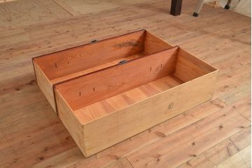 アンティーク　鶴亀金具　二本松箪笥　赤みが美しい前面欅材製のローボード(ローチェスト、衣装箪笥、整理箪笥、引き出し)(R-047419)