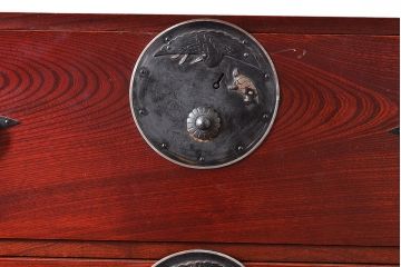 アンティーク　鶴亀金具　二本松箪笥　赤みが美しい前面欅材製のローボード(ローチェスト、衣装箪笥、整理箪笥、引き出し)(R-047419)