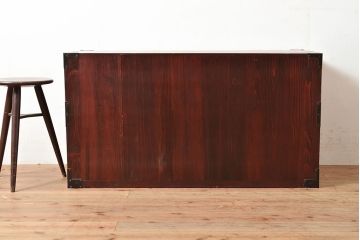 アンティーク　鶴亀金具　二本松箪笥　赤みが美しい前面欅材製のローボード(ローチェスト、衣装箪笥、整理箪笥、引き出し)(R-047419)