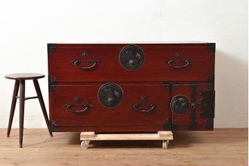 アンティーク　鶴亀金具　赤みが美しい前面欅材製の二本松箪笥ローボード(ローチェスト、衣装箪笥、整理箪笥、引き出し)(R-047420)