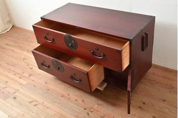 アンティーク　鶴亀金具　赤みが美しい前面欅材製の二本松箪笥ローボード(ローチェスト、衣装箪笥、整理箪笥、引き出し)(R-047420)