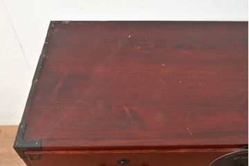 アンティーク　鶴亀金具　赤みが美しい前面欅材製の二本松箪笥ローボード(ローチェスト、衣装箪笥、整理箪笥、引き出し)(R-047420)