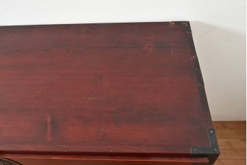 アンティーク　鶴亀金具　赤みが美しい前面欅材製の二本松箪笥ローボード(ローチェスト、衣装箪笥、整理箪笥、引き出し)(R-047420)