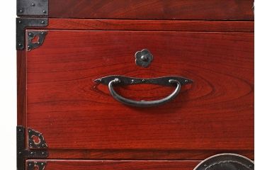 アンティーク　鶴亀金具　赤みが美しい前面欅材製の二本松箪笥ローボード(ローチェスト、衣装箪笥、整理箪笥、引き出し)(R-047420)