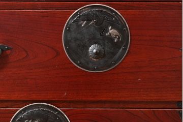 アンティーク　鶴亀金具　赤みが美しい前面欅材製の二本松箪笥ローボード(ローチェスト、衣装箪笥、整理箪笥、引き出し)(R-047420)