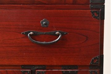 アンティーク　鶴亀金具　赤みが美しい前面欅材製の二本松箪笥ローボード(ローチェスト、衣装箪笥、整理箪笥、引き出し)(R-047420)