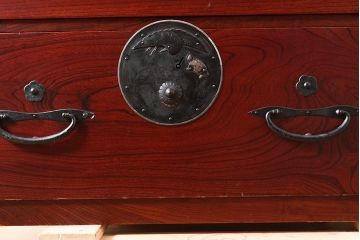 アンティーク　鶴亀金具　赤みが美しい前面欅材製の二本松箪笥ローボード(ローチェスト、衣装箪笥、整理箪笥、引き出し)(R-047420)