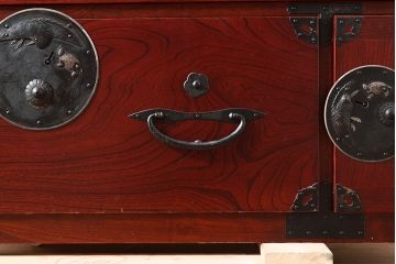 アンティーク　鶴亀金具　赤みが美しい前面欅材製の二本松箪笥ローボード(ローチェスト、衣装箪笥、整理箪笥、引き出し)(R-047420)