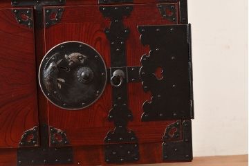 アンティーク　鶴亀金具　赤みが美しい前面欅材製の二本松箪笥ローボード(ローチェスト、衣装箪笥、整理箪笥、引き出し)(R-047420)