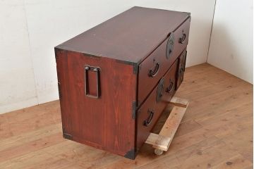 アンティーク　鶴亀金具　赤みが美しい前面欅材製の二本松箪笥ローボード(ローチェスト、衣装箪笥、整理箪笥、引き出し)(R-047420)