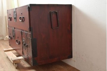 アンティーク　鶴亀金具　赤みが美しい前面欅材製の二本松箪笥ローボード(ローチェスト、衣装箪笥、整理箪笥、引き出し)(R-047420)