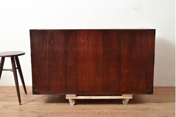 アンティーク　鶴亀金具　赤みが美しい前面欅材製の二本松箪笥ローボード(ローチェスト、衣装箪笥、整理箪笥、引き出し)(R-047420)