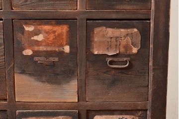和製アンティーク　細かなパーツの整理にもぴったり!当時の味わいがたっぷり詰まった薬箪笥(引き出し)(R-047421)