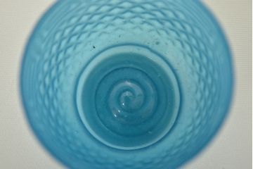 古い　霰雷文型吹きガラス盃(江戸ガラス、ギヤマン、ぎやまん)(R-047433)