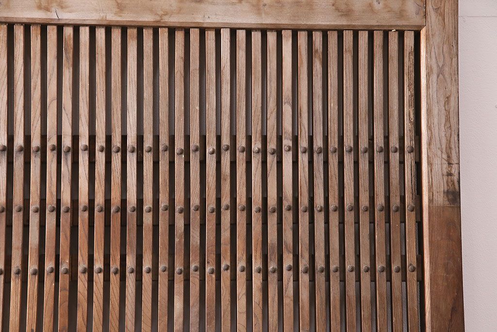 アンティーク建具　明治期　総欅(ケヤキ)材　どっしりとした存在感漂う蔵戸1枚　(R-047469)