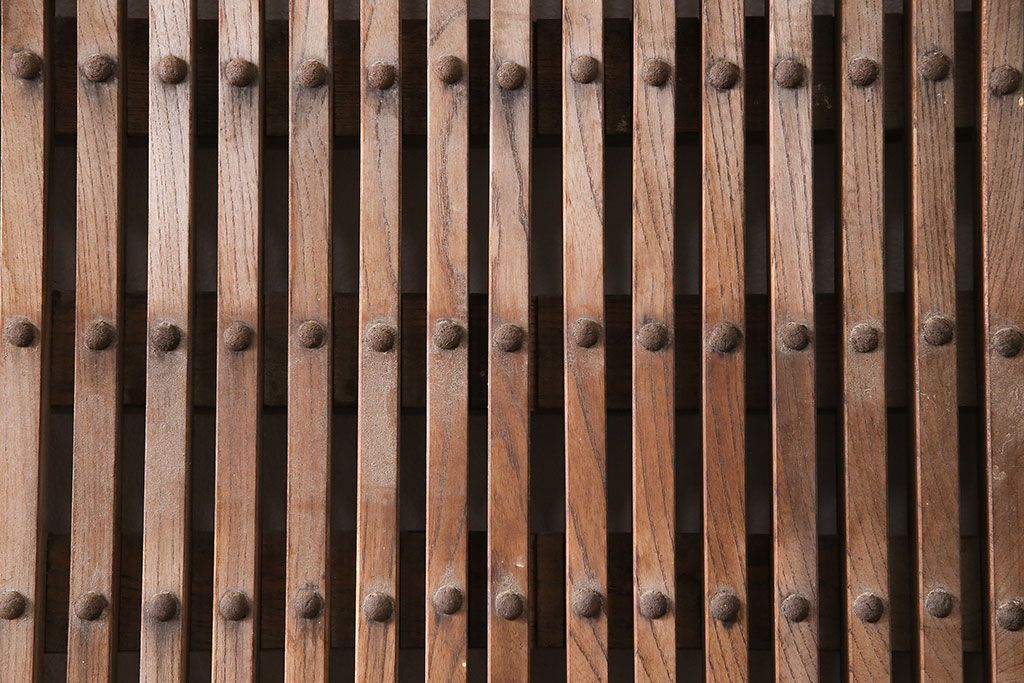 アンティーク建具　明治期　総欅(ケヤキ)材　どっしりとした存在感漂う蔵戸1枚　(R-047469)