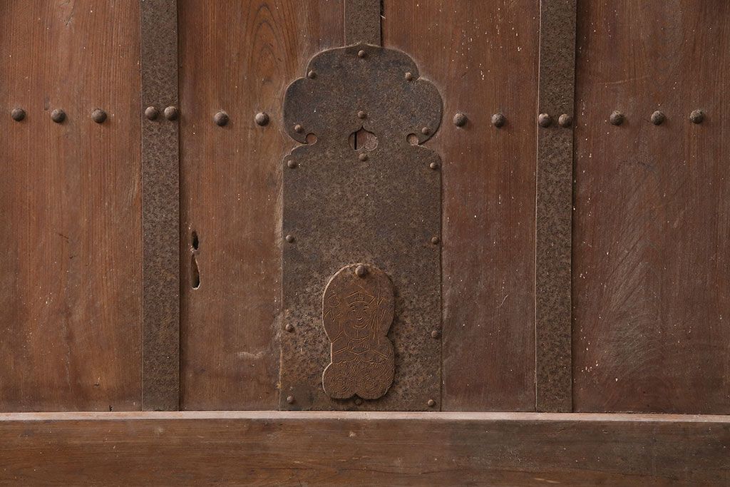 アンティーク建具　明治期　総欅(ケヤキ)材　どっしりとした存在感漂う蔵戸1枚　(R-047469)