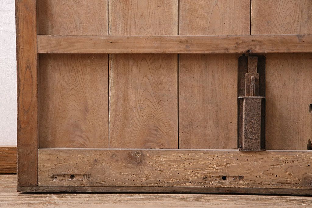 アンティーク建具　明治期　総欅(ケヤキ)材　どっしりとした存在感漂う蔵戸1枚　(R-047469)