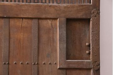 アンティーク建具　明治期　総ケヤキ材　どっしりとした存在感漂う蔵戸(玄関戸、引き戸、建具)(R-047469)